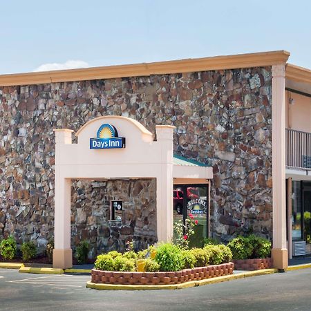 Days Inn By Wyndham Martin Exterior photo
