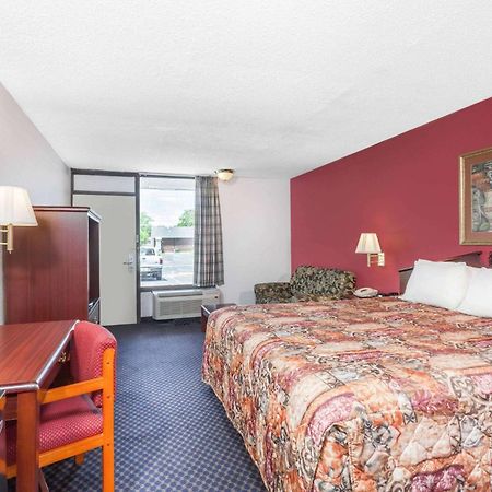 Days Inn By Wyndham Martin Exterior photo