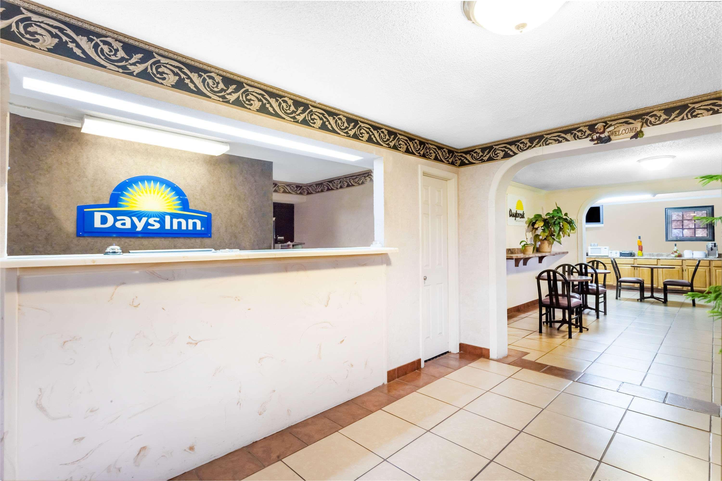 Days Inn By Wyndham Martin Exterior photo