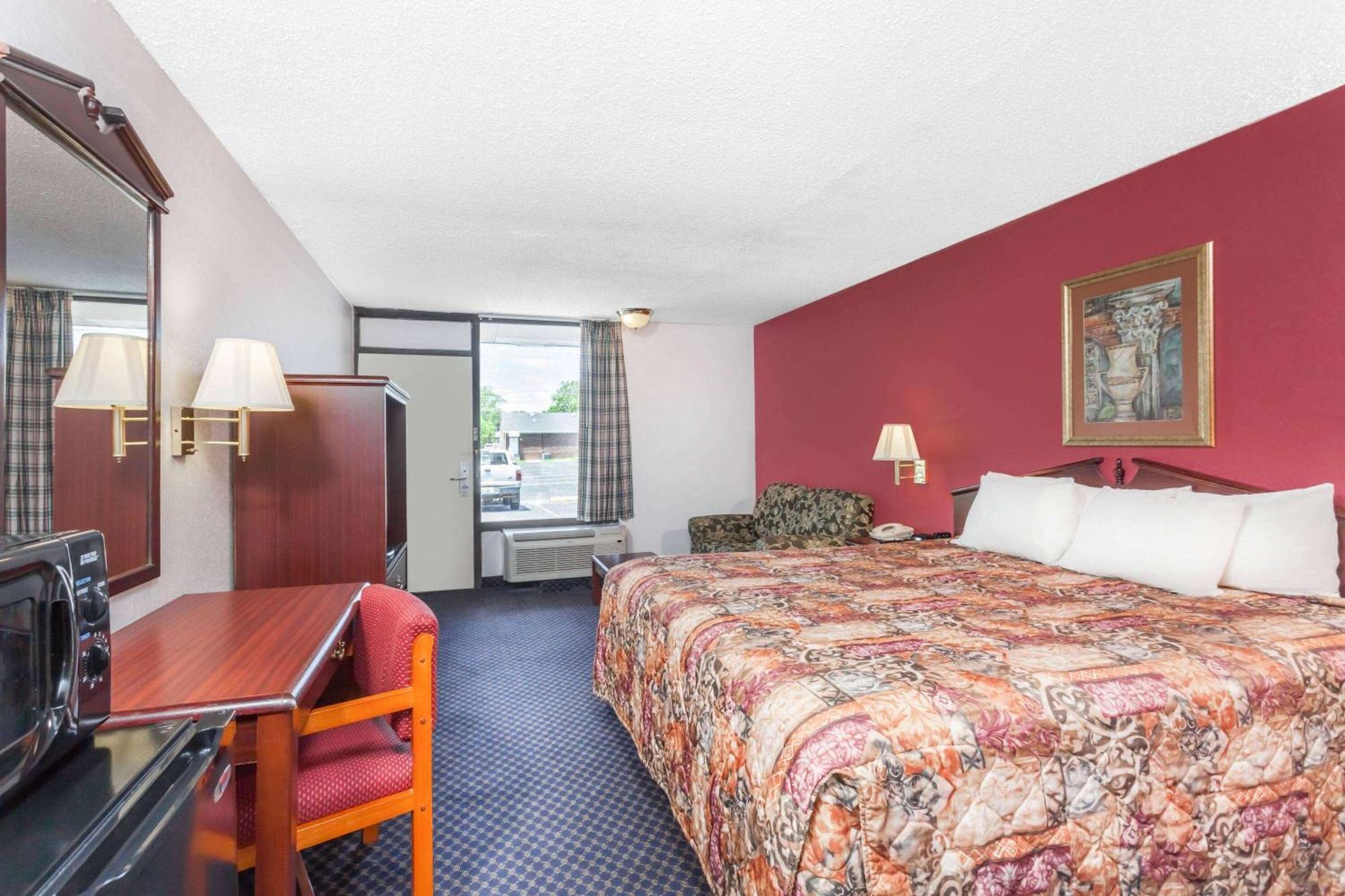 Days Inn By Wyndham Martin Exterior photo