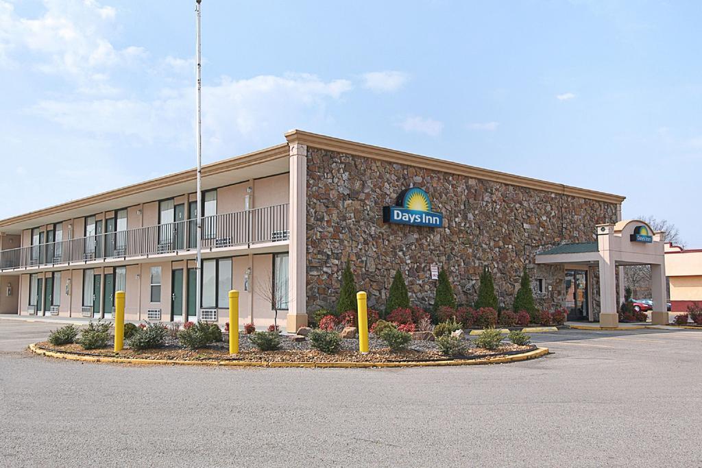 Days Inn By Wyndham Martin Exterior photo